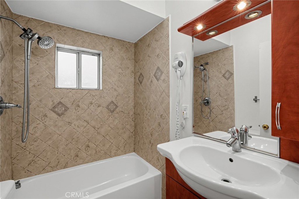 464 1/4 Camulos Street Property Photo 11