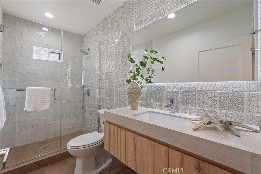341 Douglas Street Property Photo 8