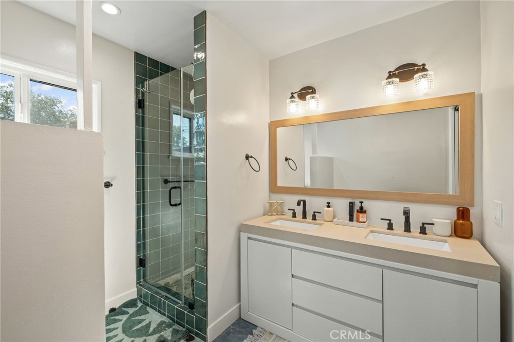 368 Vine Property Photo 6