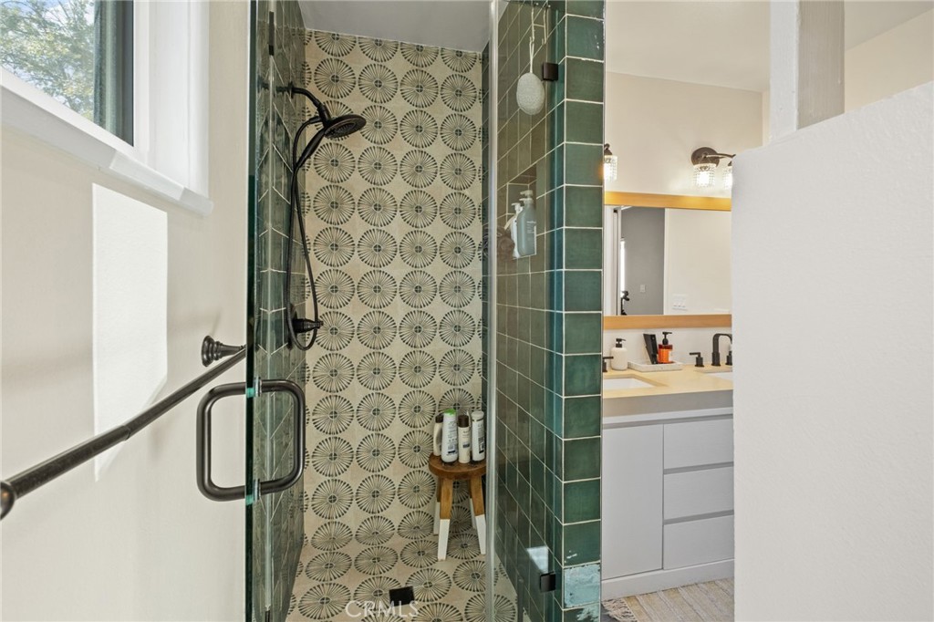 368 Vine Property Photo 7