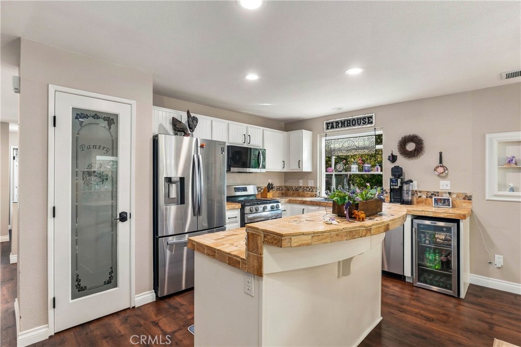 27605 Edgemont Drive Property Photo 8