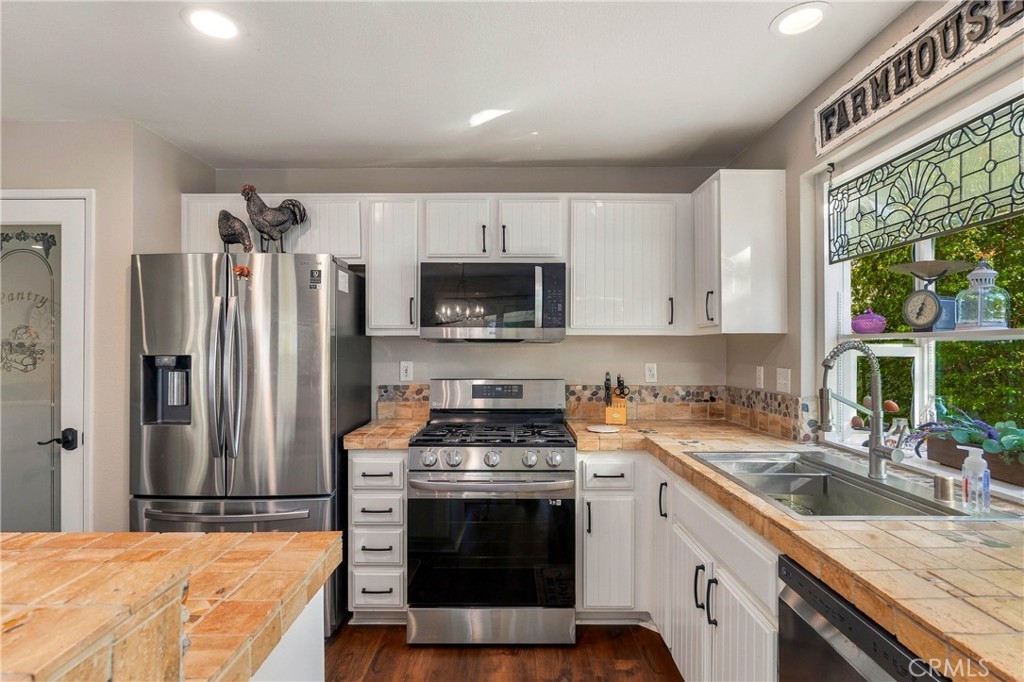 27605 Edgemont Drive Property Photo 10