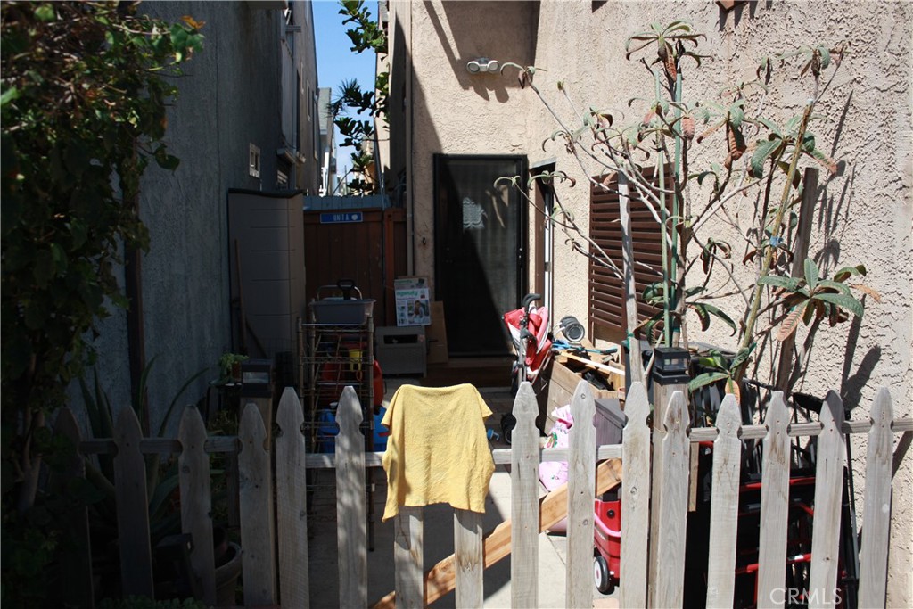 17101 4th A & B Property Photo 2
