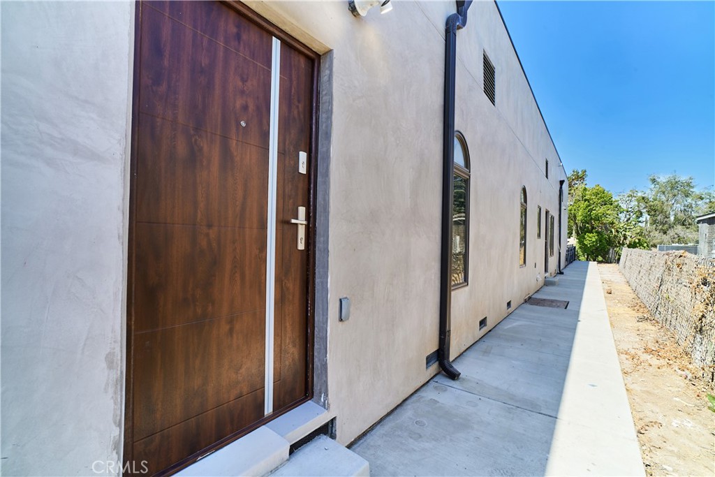 1119 Crestview Drive B Property Photo 2
