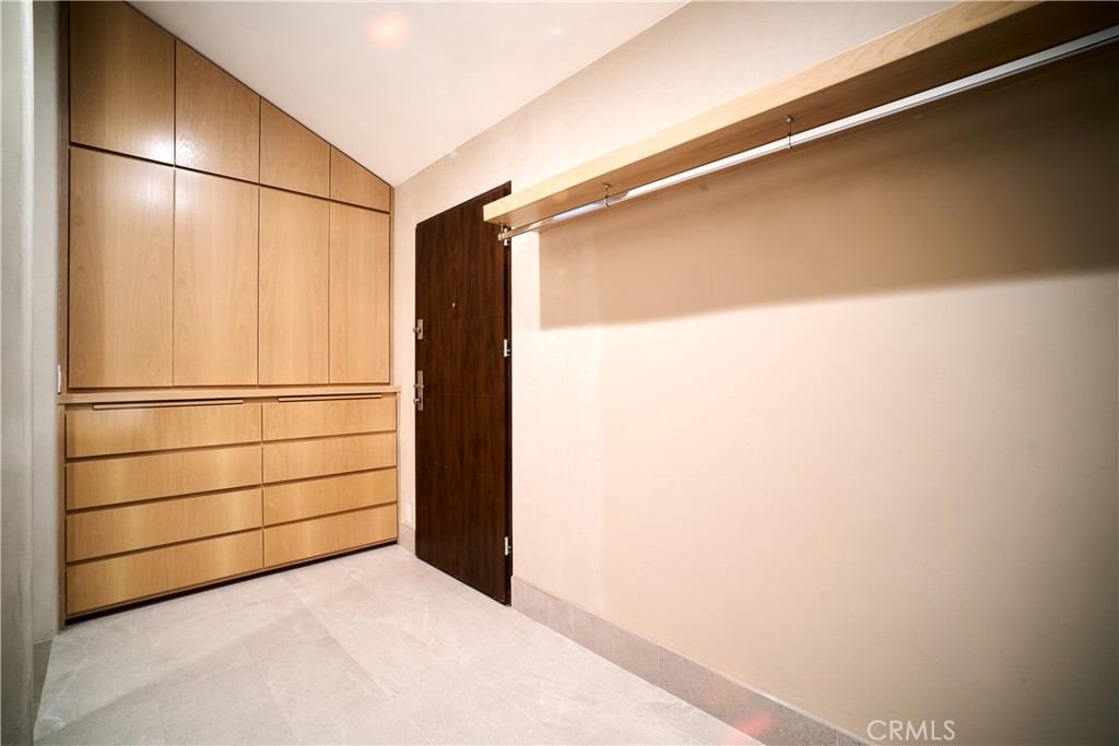 1119 Crestview Drive B Property Photo 3