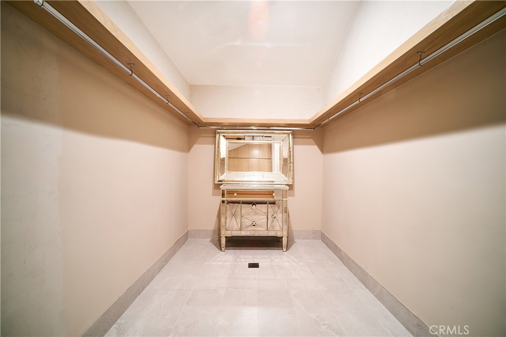 1119 Crestview Drive B Property Photo 4