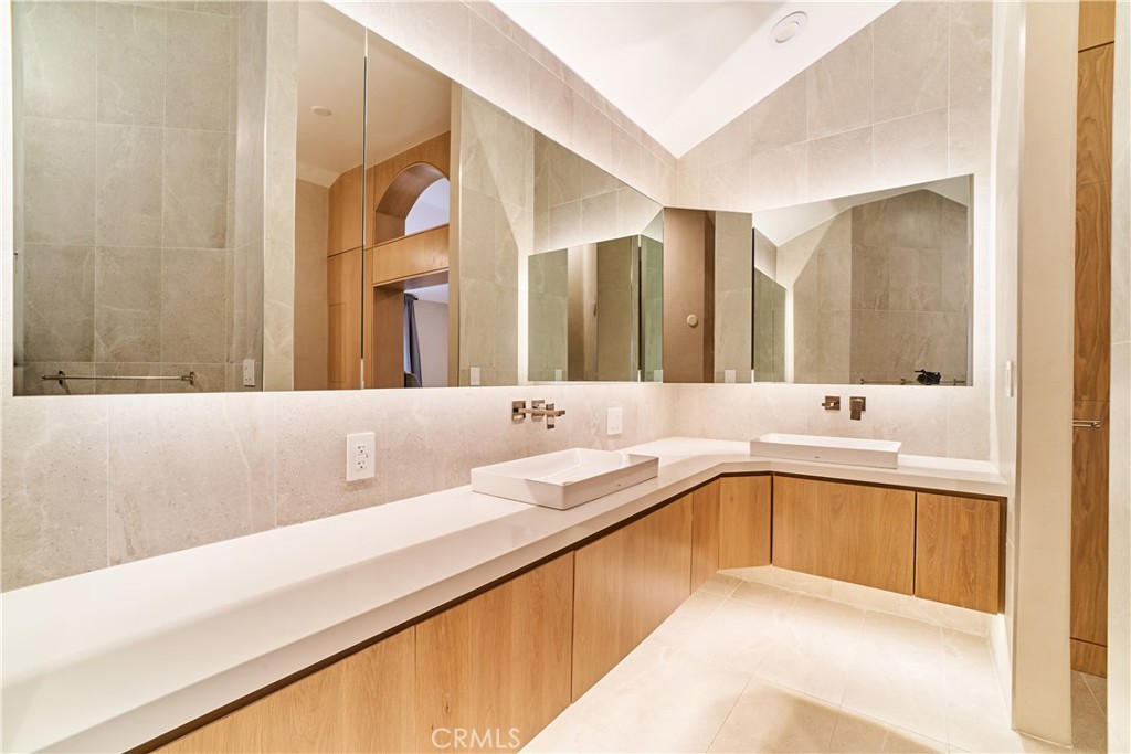 1119 Crestview Drive B Property Photo 9