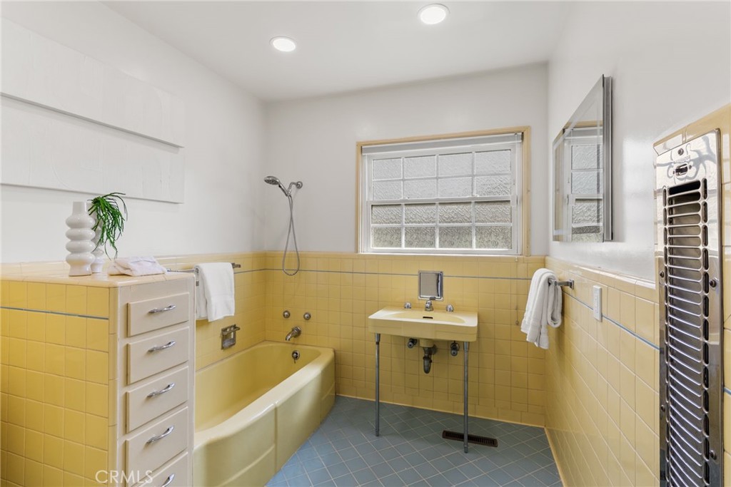 14021 Livingston Street Property Photo 8