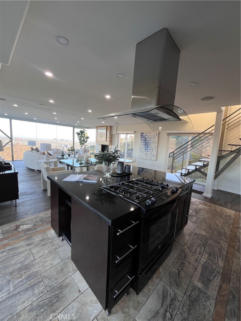 6960 Pacific View Drive Property Photo 13