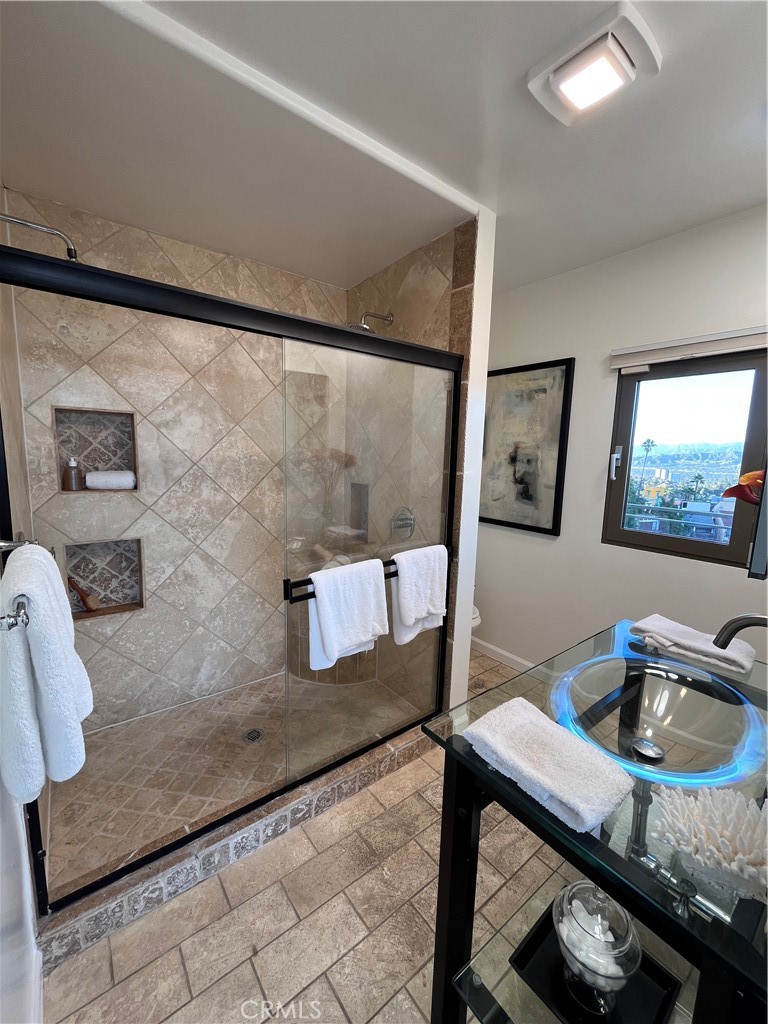 6960 Pacific View Drive Property Photo 23