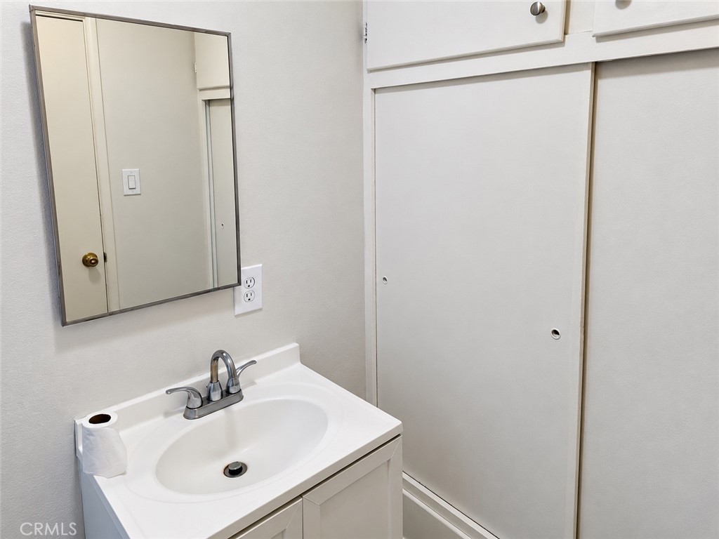 5628 Pickering Ave Property Photo 7