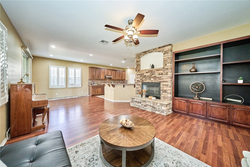 1043 Hawthorne Property Photo 7