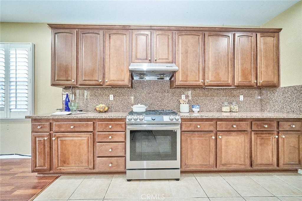 1043 Hawthorne Property Photo 13