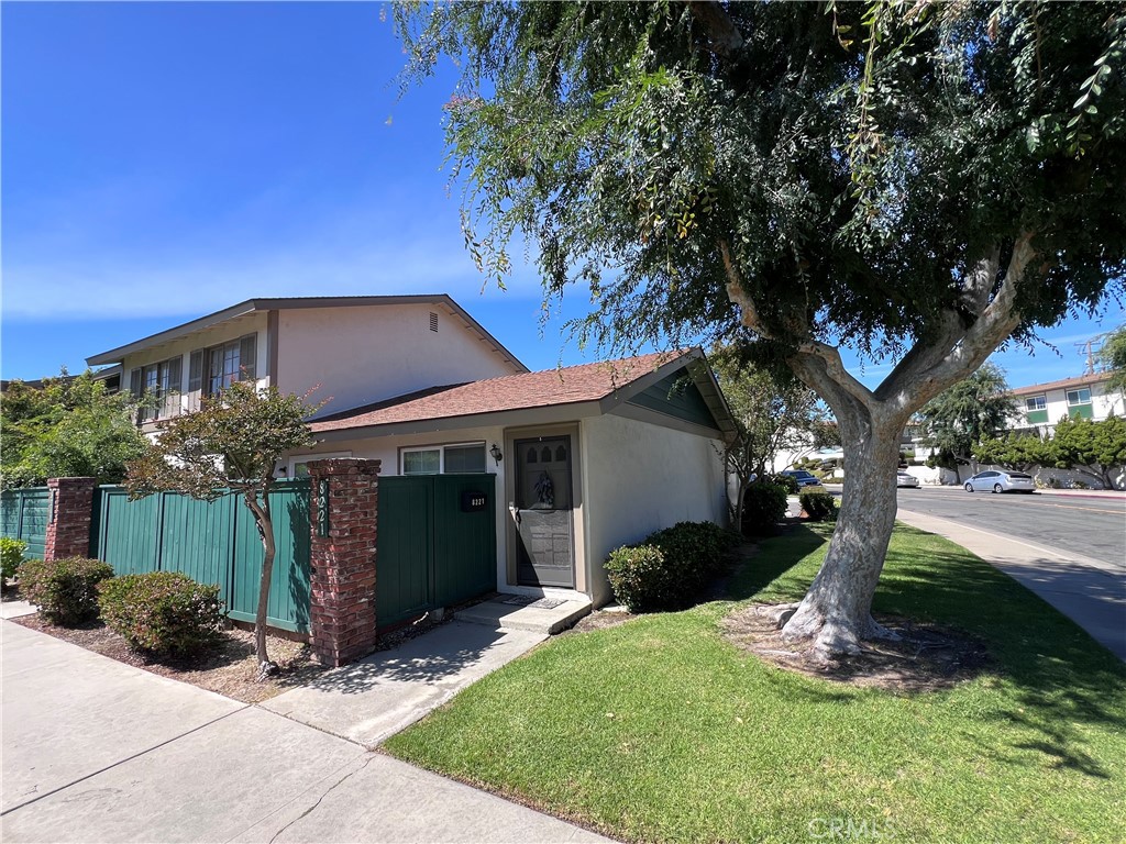 8221 Ginnis Green Property Photo 1