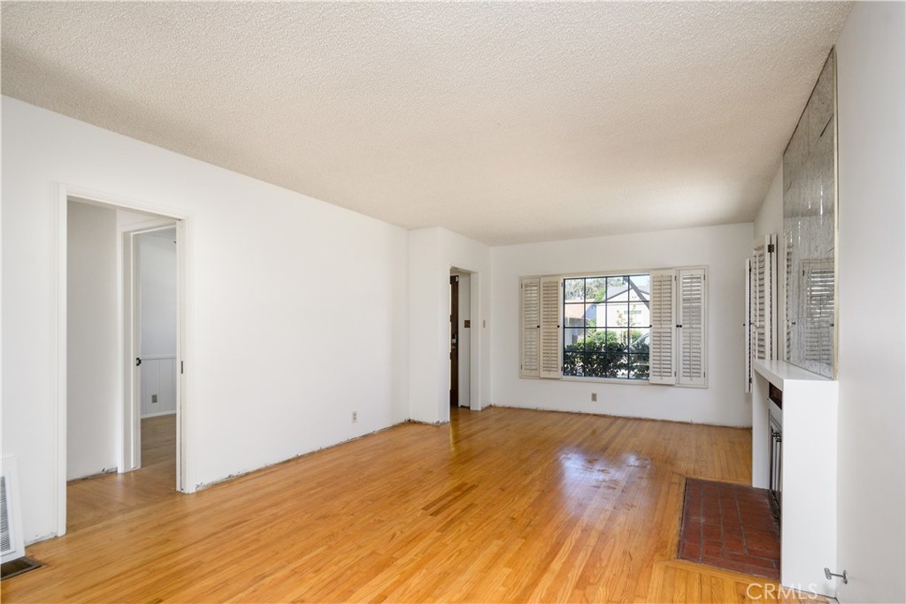 11042 Maple Property Photo 4