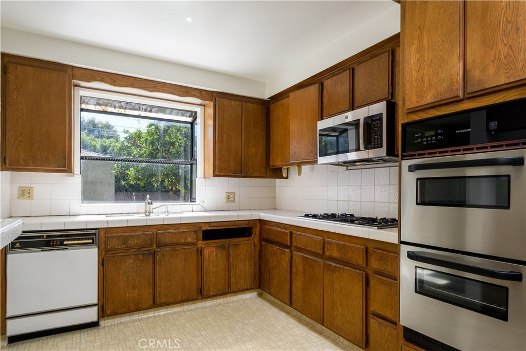 11042 Maple Property Photo 8