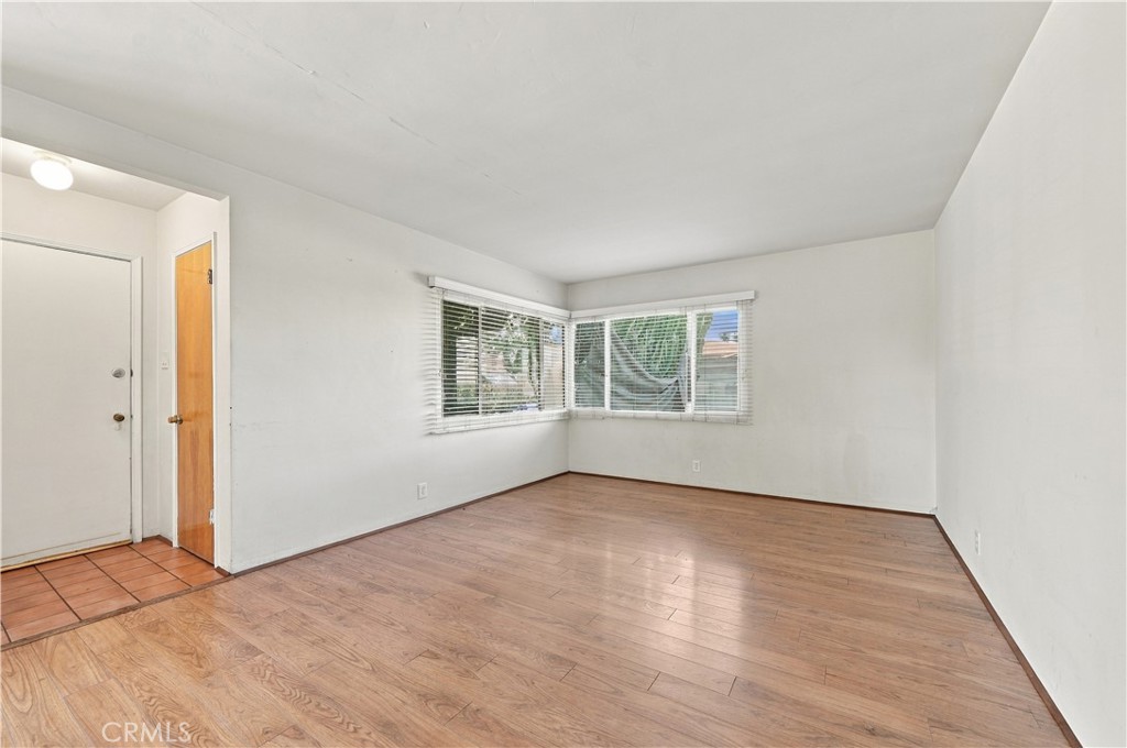 1219 E 57th Property Photo 4