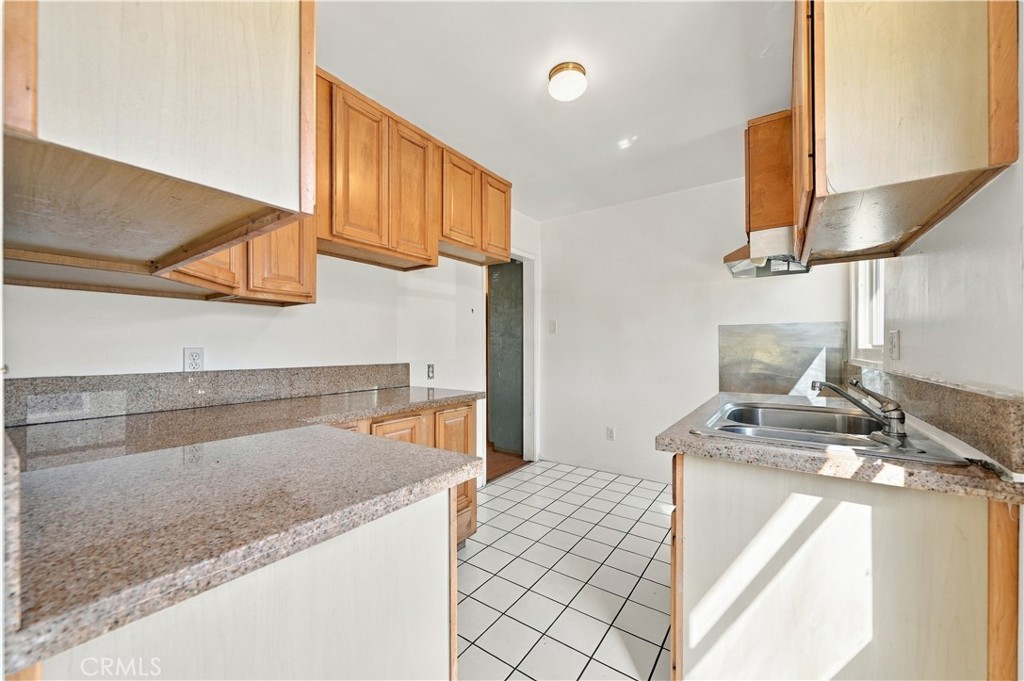 1219 E 57th Property Photo 13