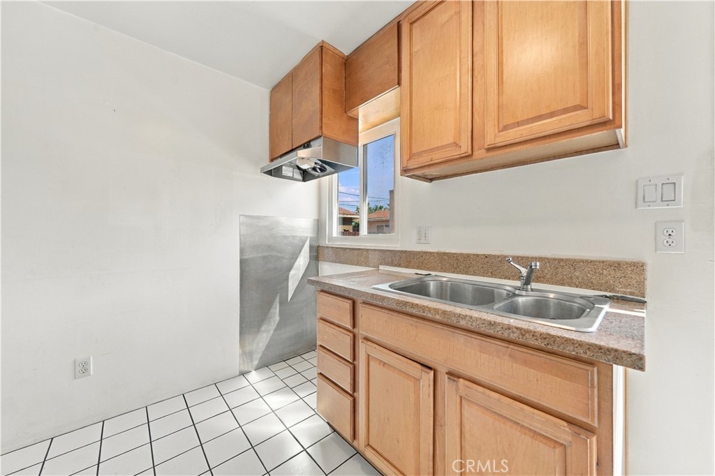 1219 E 57th Property Photo 14