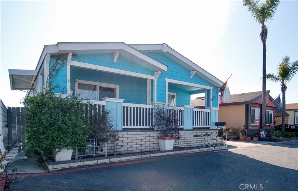 21851 Newland Street 292 Property Photo 2
