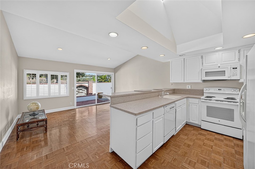 33821 Calle Conejo Property Photo 8