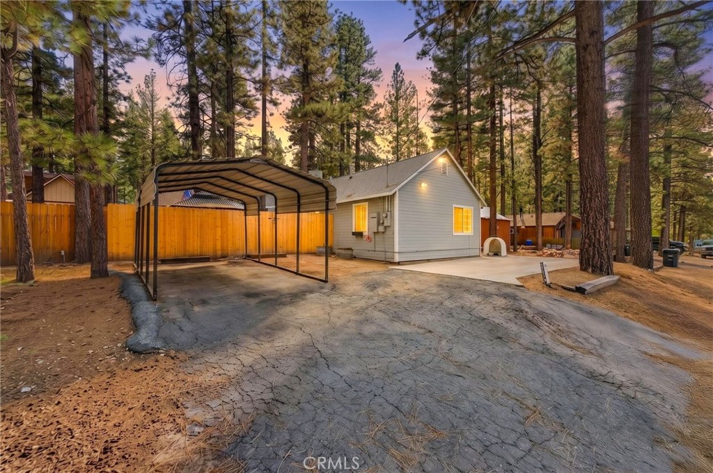 518 W Aeroplane Property Photo 1