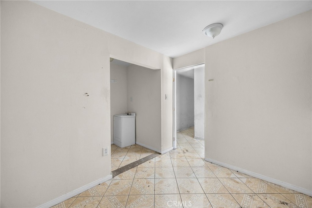 725 S Main Street Property Photo 16