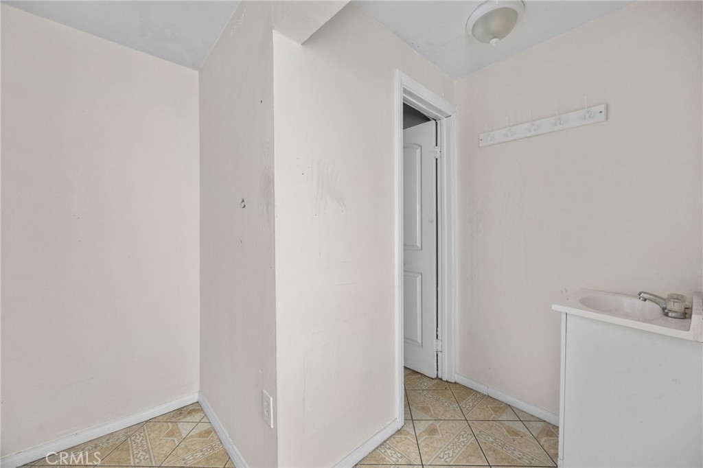 725 S Main Street Property Photo 17