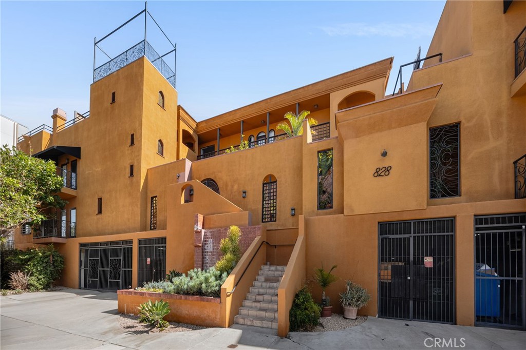 828 N Hudson Avenue 101 Property Photo 1