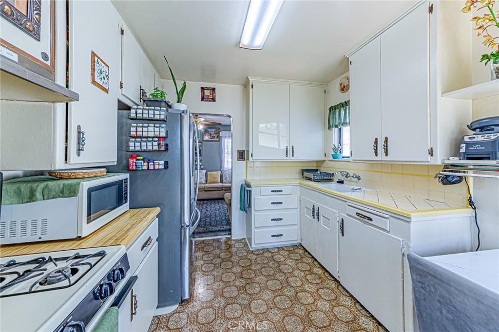 1060 S Rebecca Property Photo 5