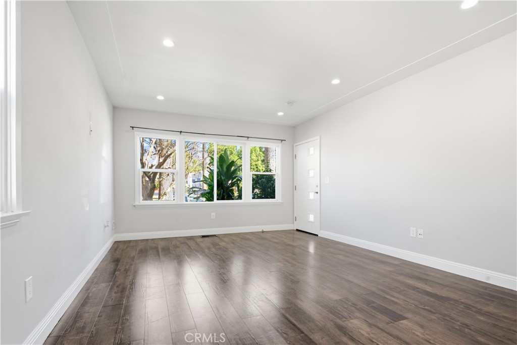 824 W Glenoaks Property Photo 4