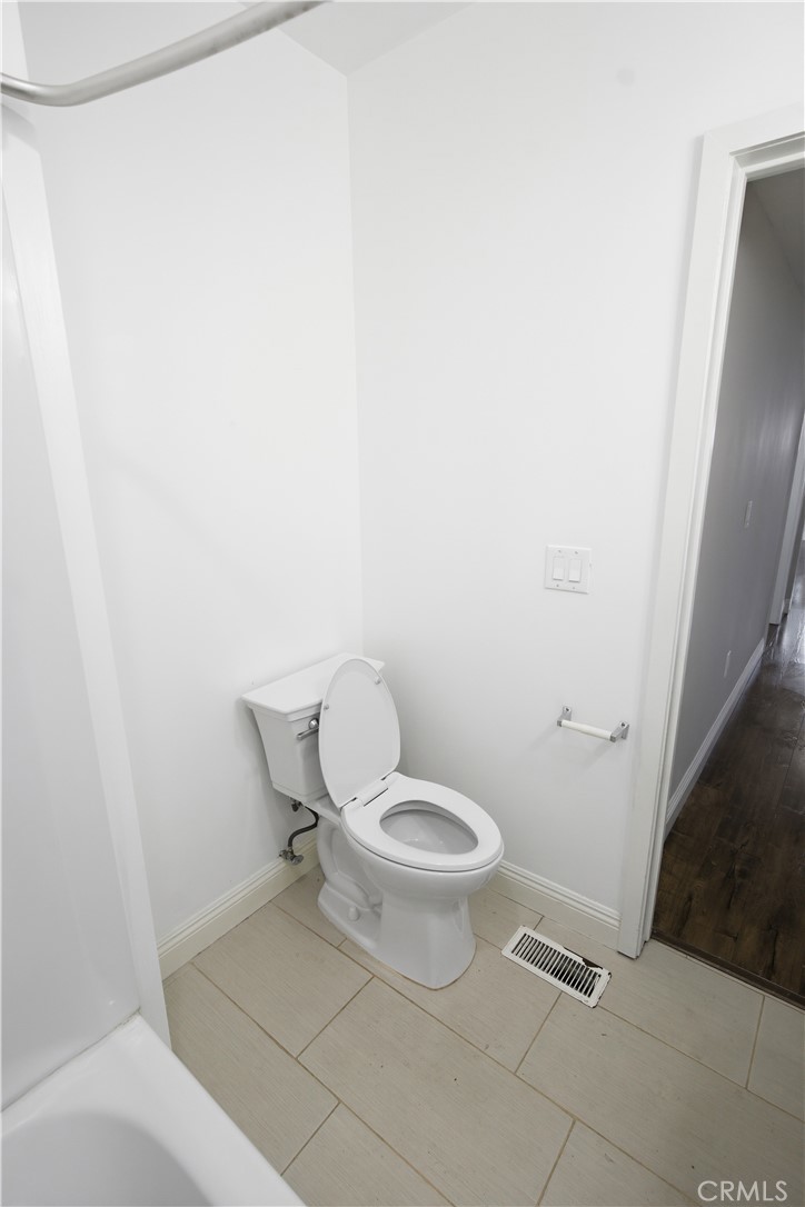 824 W Glenoaks Property Photo 13