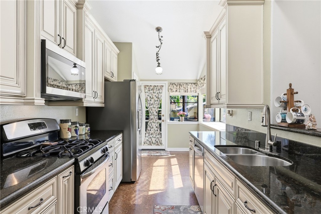 6674 Cozy Wood Court Property Photo 9