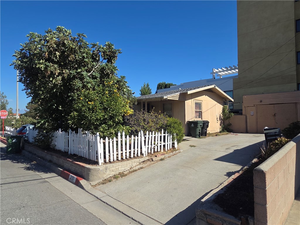210 E Woodward Property Photo 2