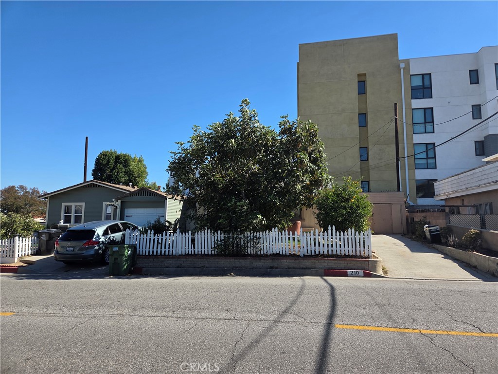 210 E Woodward Property Photo 3
