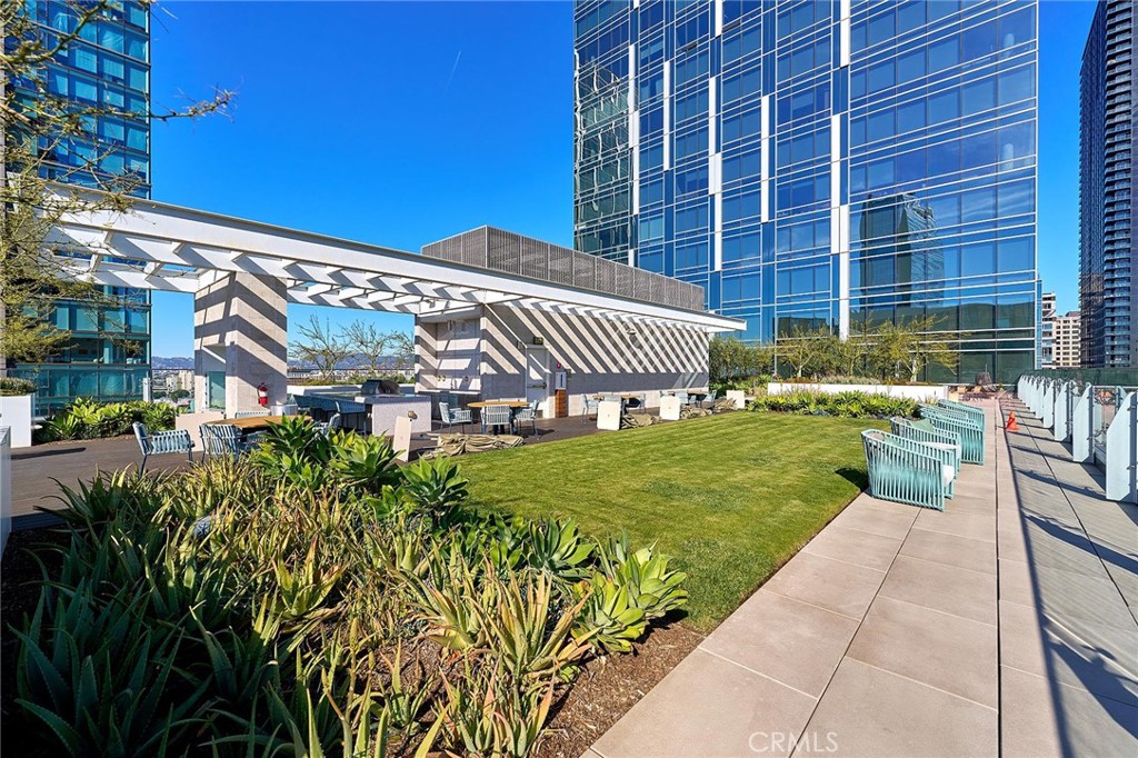 877 Francisco 1717 Property Photo 2