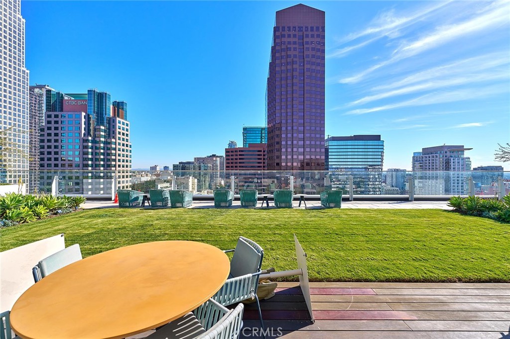 877 Francisco 1717 Property Photo 3