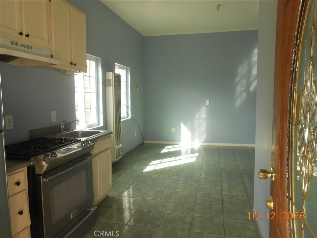 622 1/2 E 111th Property Photo 5