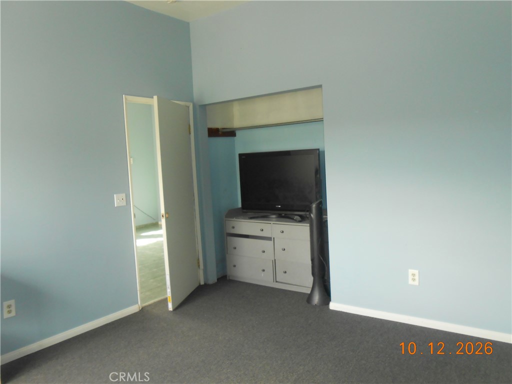 622 1/2 E 111th Property Photo 8