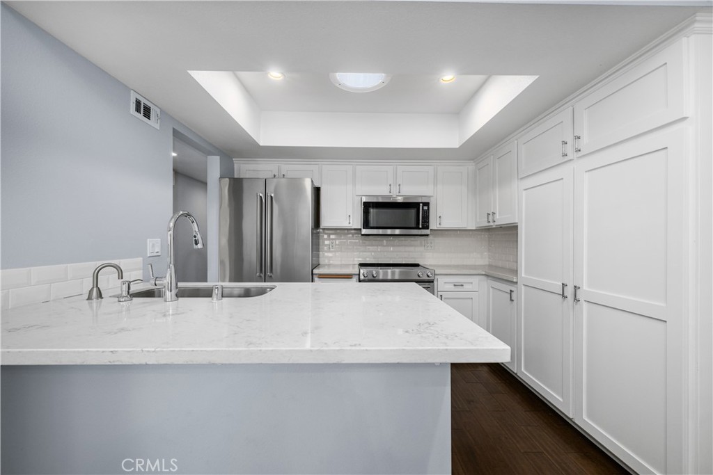 9658 Bloomfield Avenue Property Photo 6