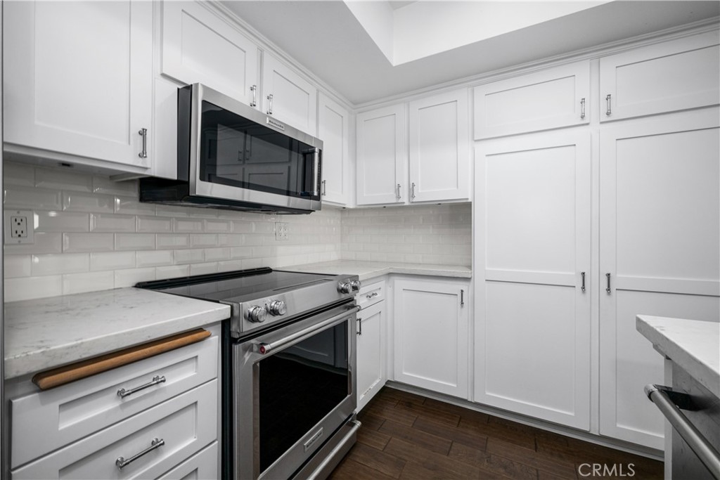 9658 Bloomfield Avenue Property Photo 7