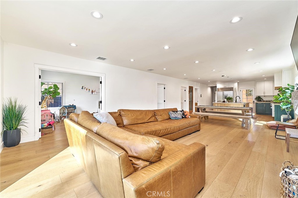 529 W Whiting Property Photo 3