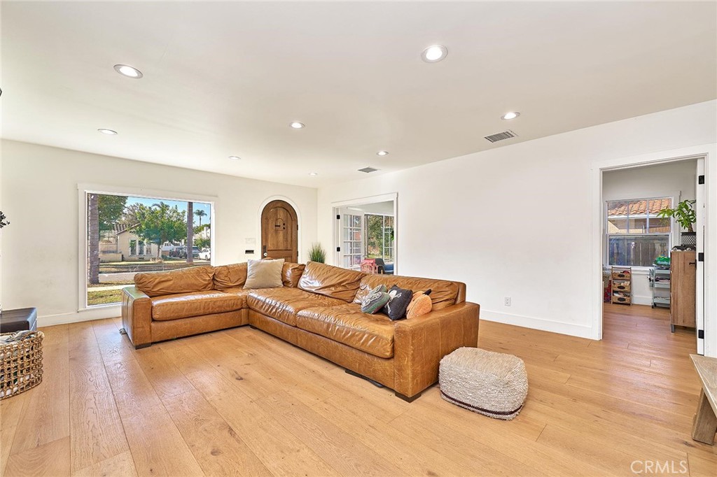 529 W Whiting Property Photo 4