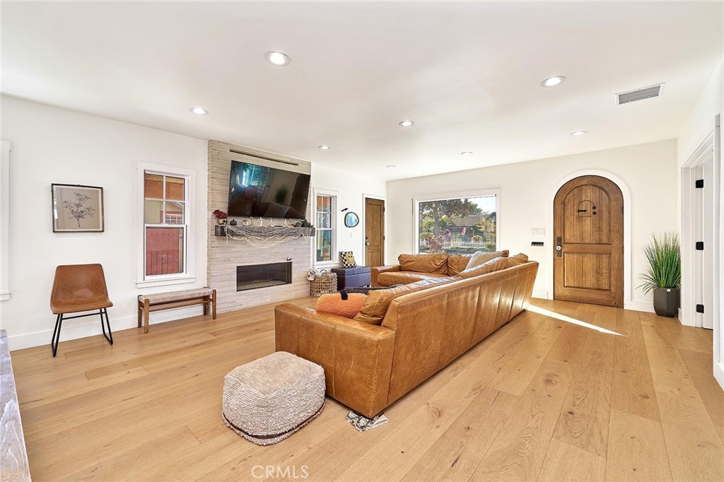 529 W Whiting Property Photo 5
