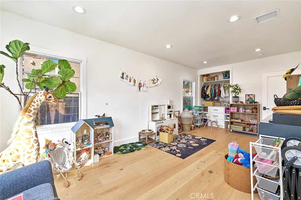 529 W Whiting Property Photo 12