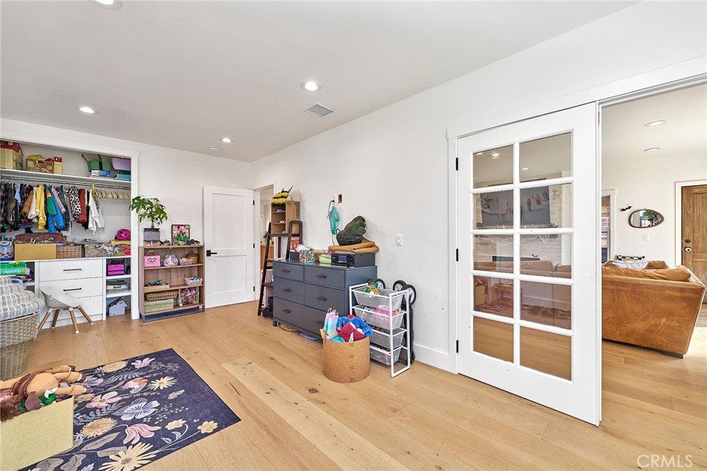529 W Whiting Property Photo 13