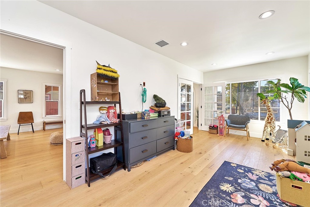 529 W Whiting Property Photo 14