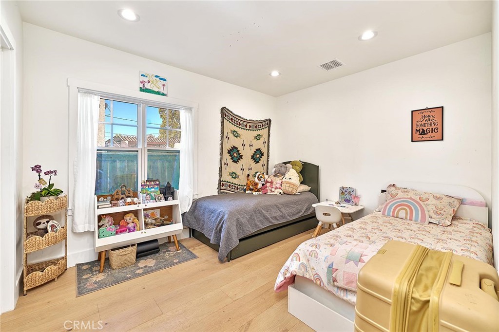 529 W Whiting Property Photo 17