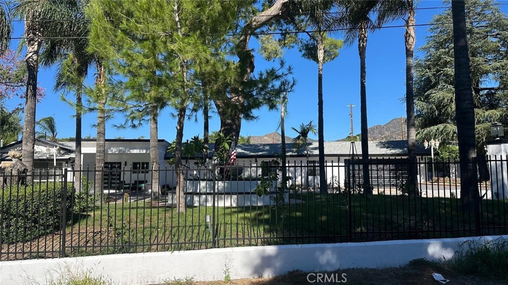 14401 Lakeside Street Property Photo 2