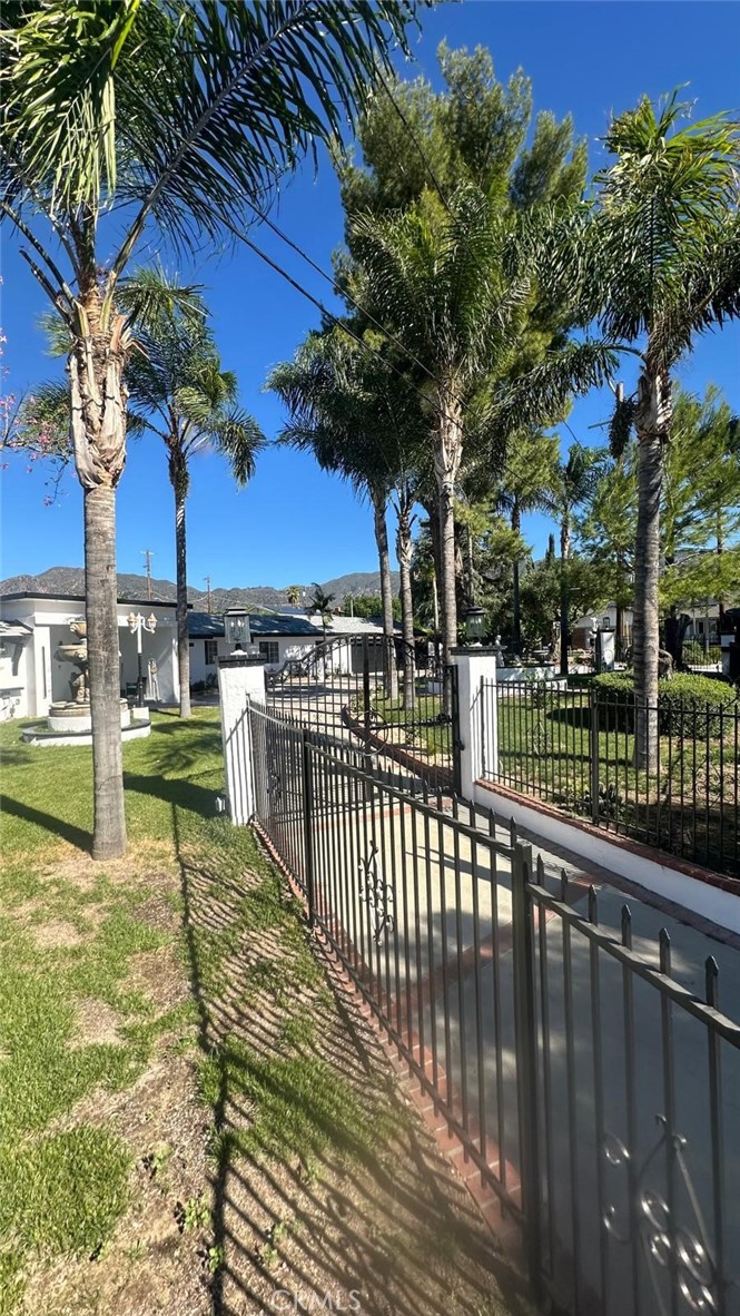 14401 Lakeside Street Property Photo 4